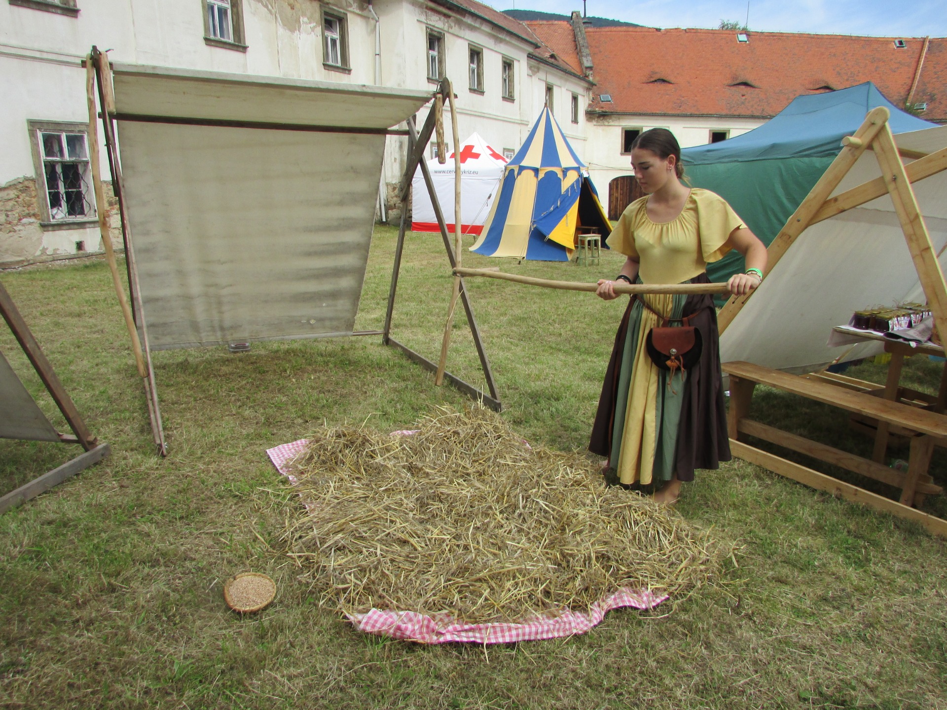 Mlácení obilí cepem (foto pouze ilustrační)